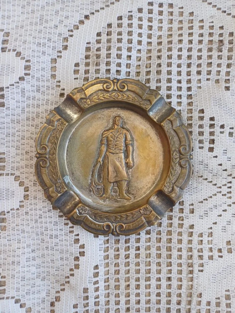 Cinzeiro gaúcho em metal 10cm 
