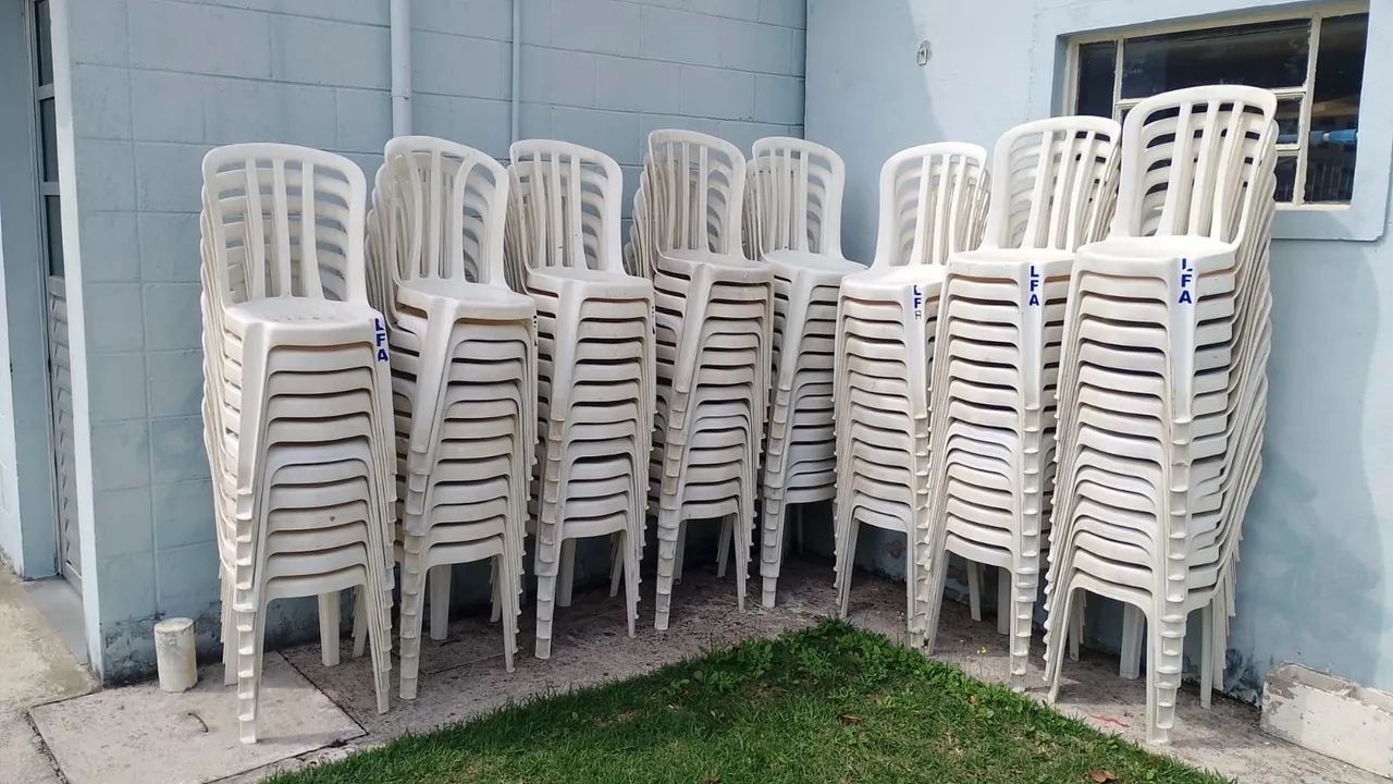 Cadeiras de plástico 