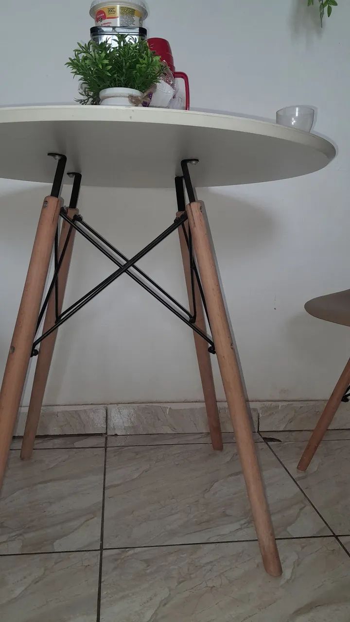 Vendo Mesa com 2 cadeiras modernas - Foto 2
