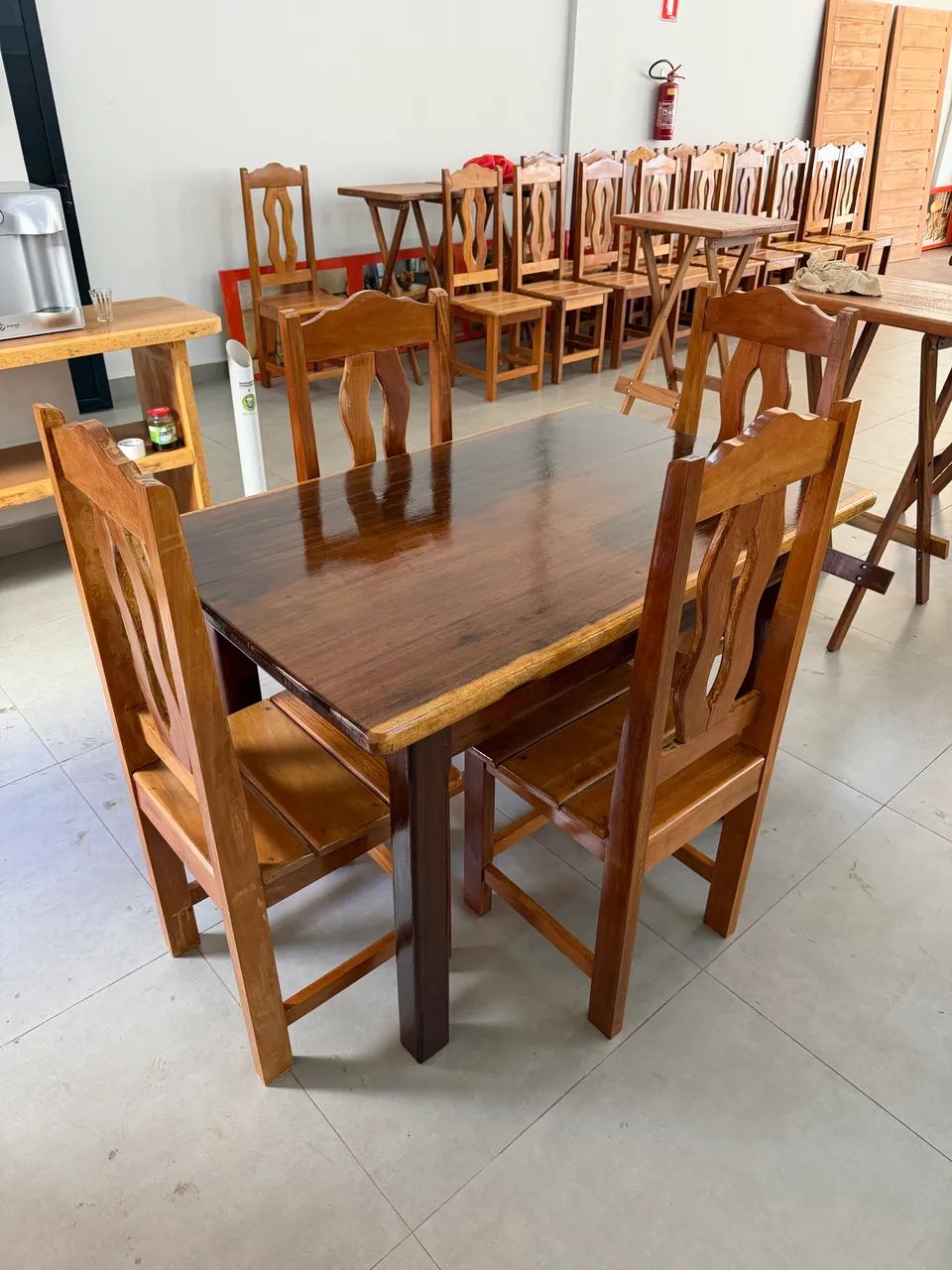 Conjunto mesa maciça + cadeira 