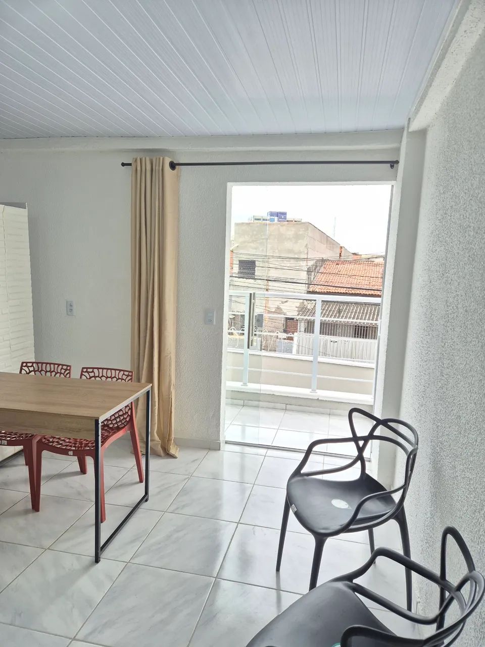 Kitnet mobiliado com varanda próximo ao Centro 
