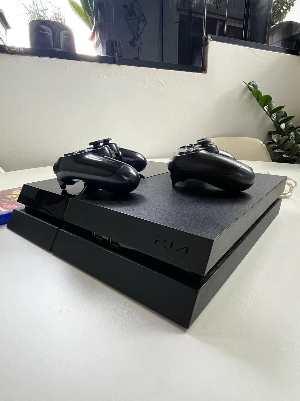 PlayStation 4  com dois controles e jogos  - Foto 5