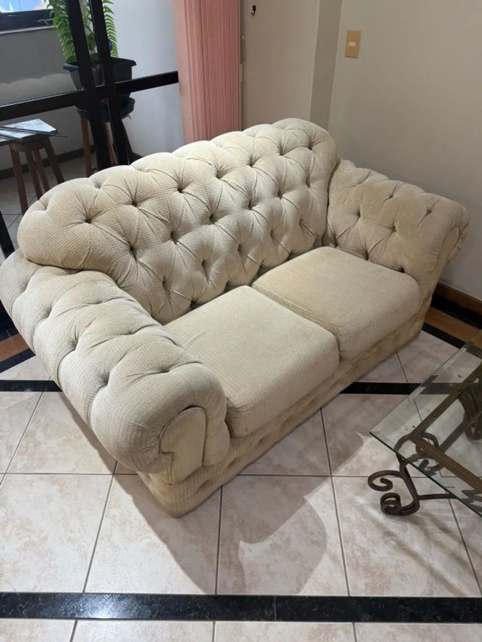 sofa dois lugares classico capitonê 