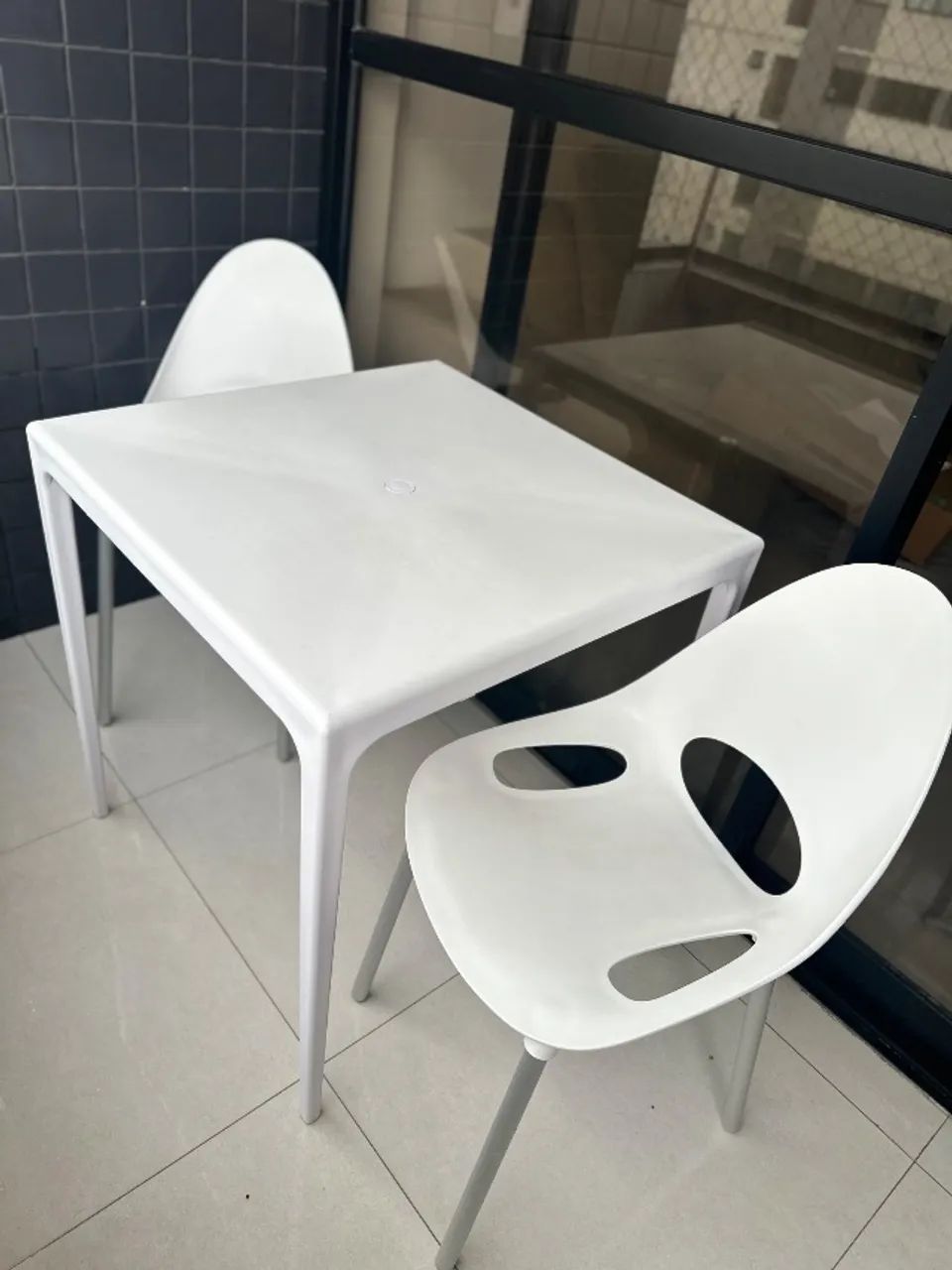 Conjunto mesa e cadeiras 