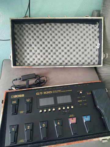 Pedaleira Boss GT100 com case