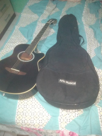 Vende se violão elétrico.