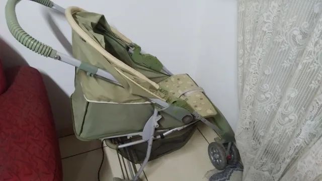 Carrinho de bebê , cadeirinha de bebê ,mais assento de elevação para carro.