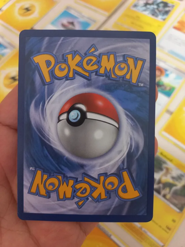 100 Cartas Pokemon Original Sem Repetições + brinde de 05 Cartas Brilhantes  em Promoção na Americanas