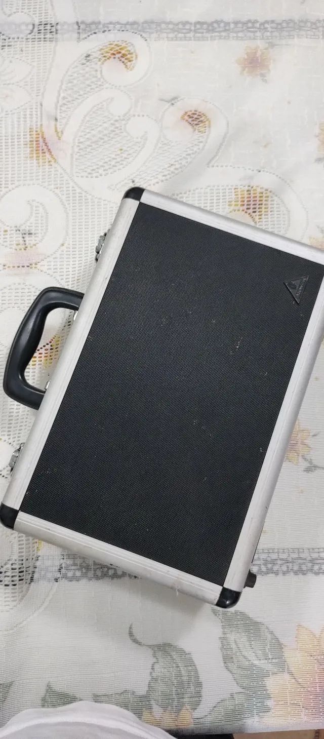 Maleta Behringer b2