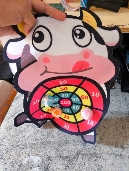 Jogo de Dardos Divertido para Crianças - Alvo em Formato de Vaca com Velcro e 3 bolinhas  - Foto 5