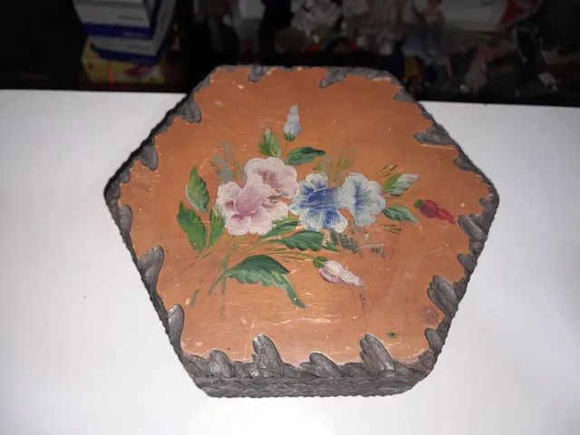 Caixa de Madeira Decorativa com Entalhes e Desenho de Flores