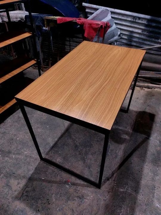 Mesa reta estilo industrial 
