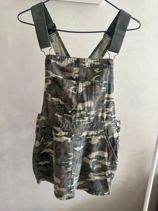 Jardineira jeans camuflada  - Foto 2
