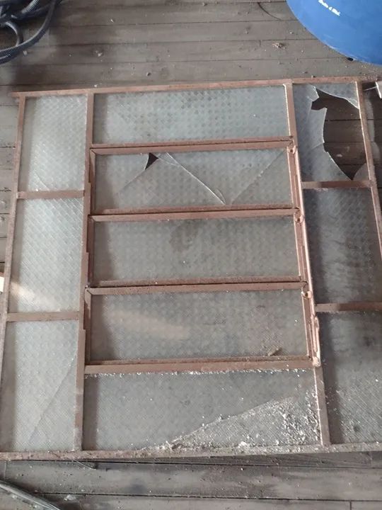 Janelas de Ferro com Vidro - Usadas basculante  - Foto 2