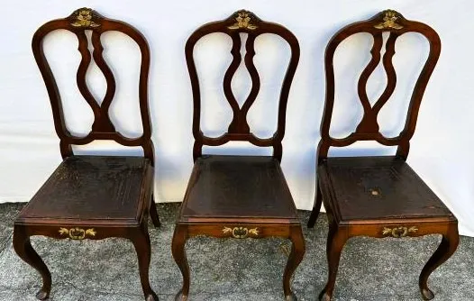 Magnífico trio de antigas cadeiras entalhadas Madeira nobre estilo clássico pernas curvas 