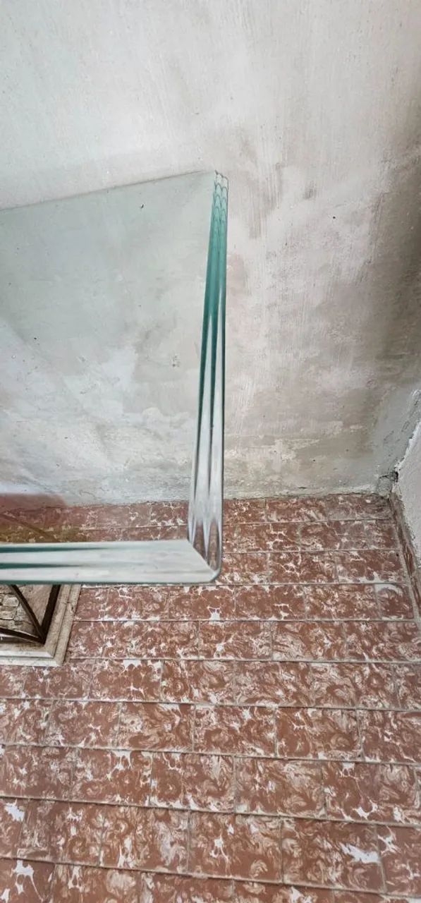Aparador com tampo de Vidro e base em Metal e Pedra - Foto 3