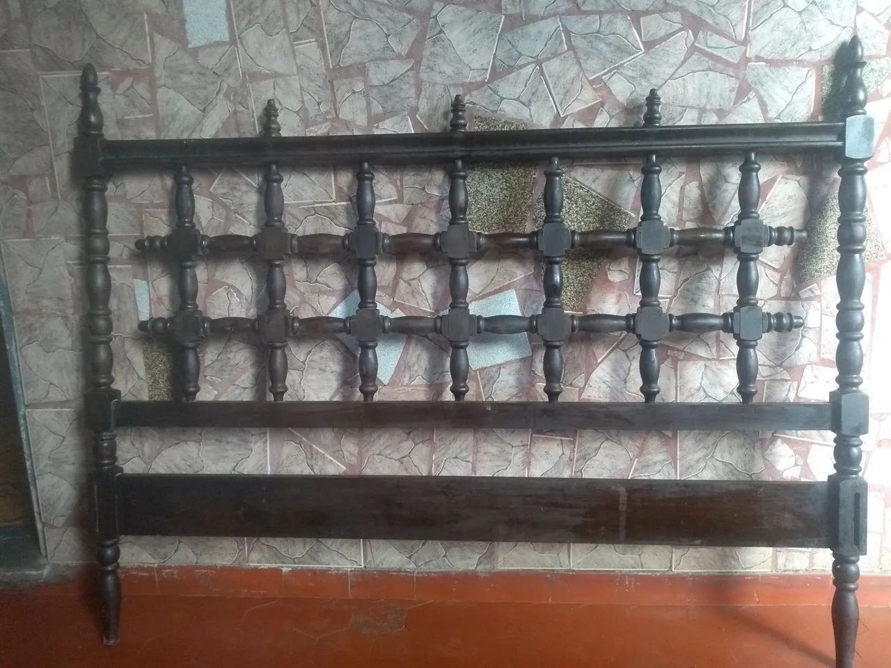 Linda Cabeceira de cama casal trabalhada madeira maciça ok.