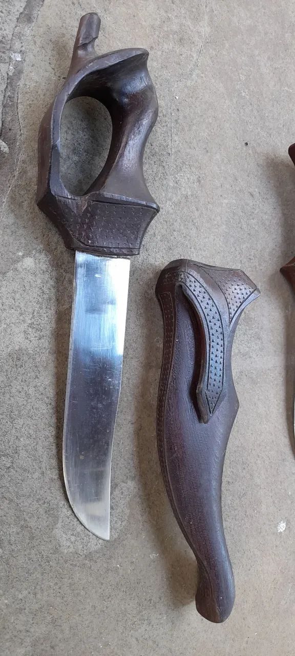 2 Facas artesanais antigas com bainha de madeira - Foto 4