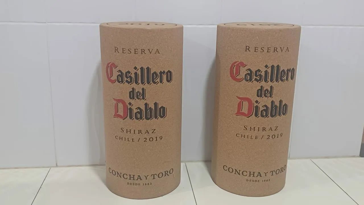 Par de banquetas com quite rolhas, Casillero del Diablo - Decorativa - Foto 4