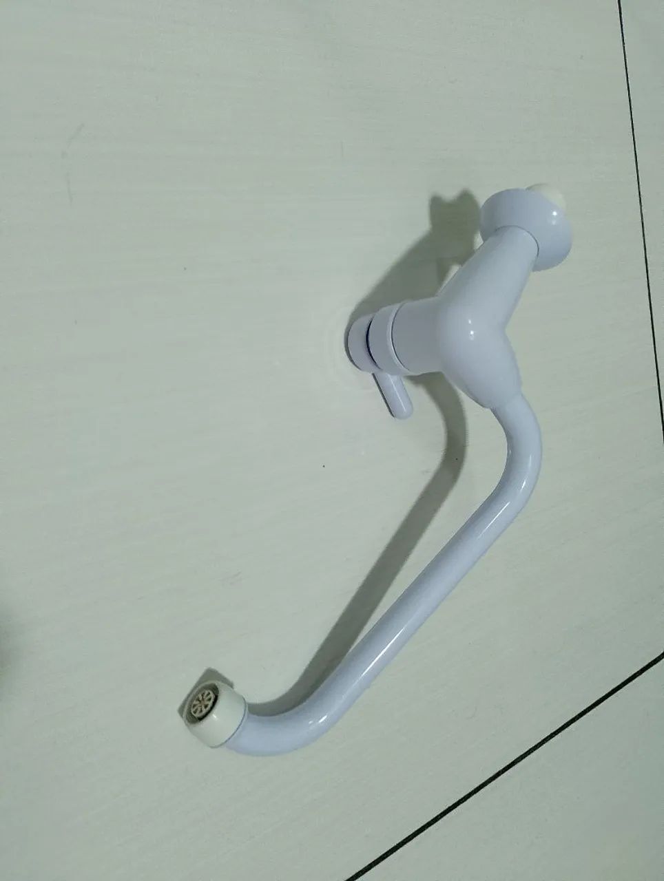 Torneira de parede cozinha, bica móvel Lorenzetti. - Foto 3