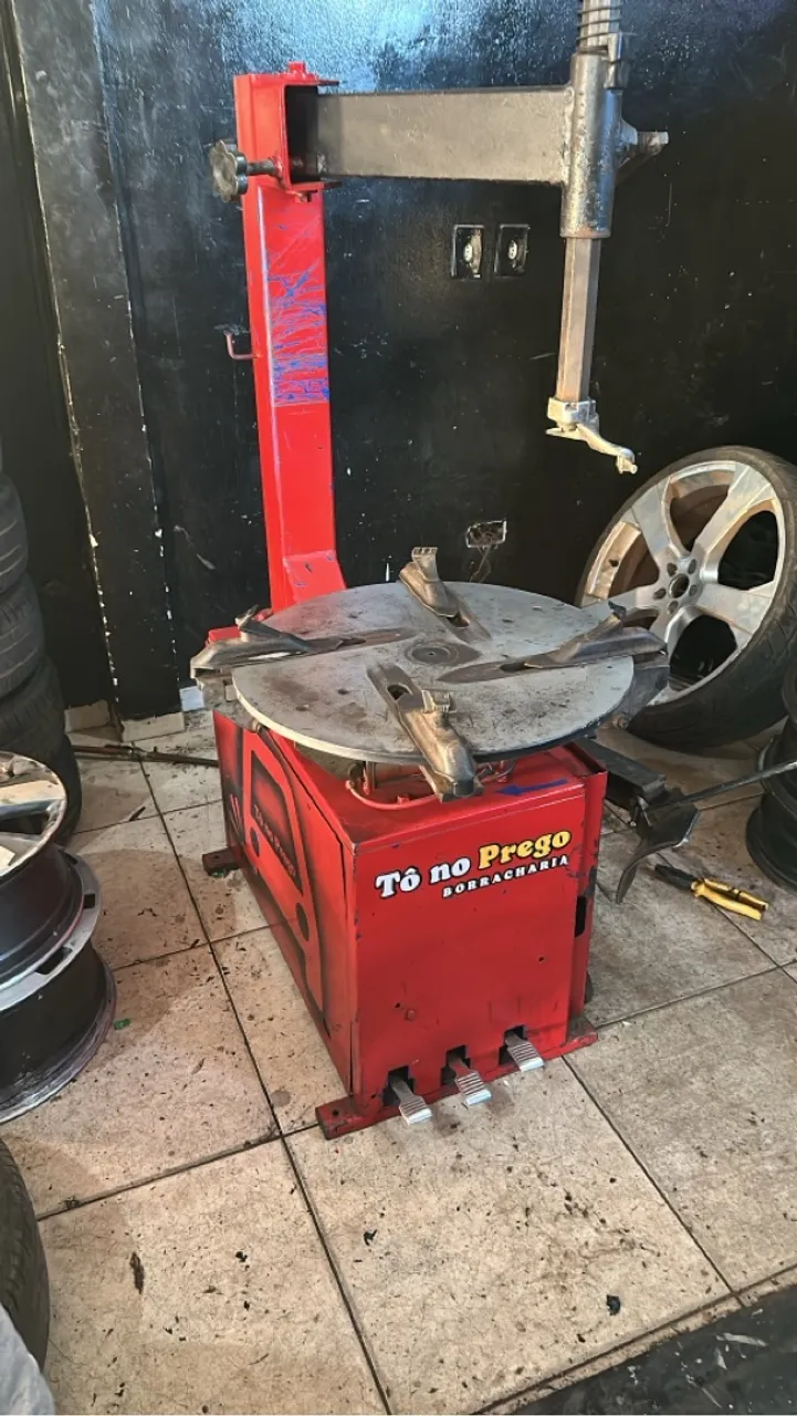 Máquina desmontadora de pneu