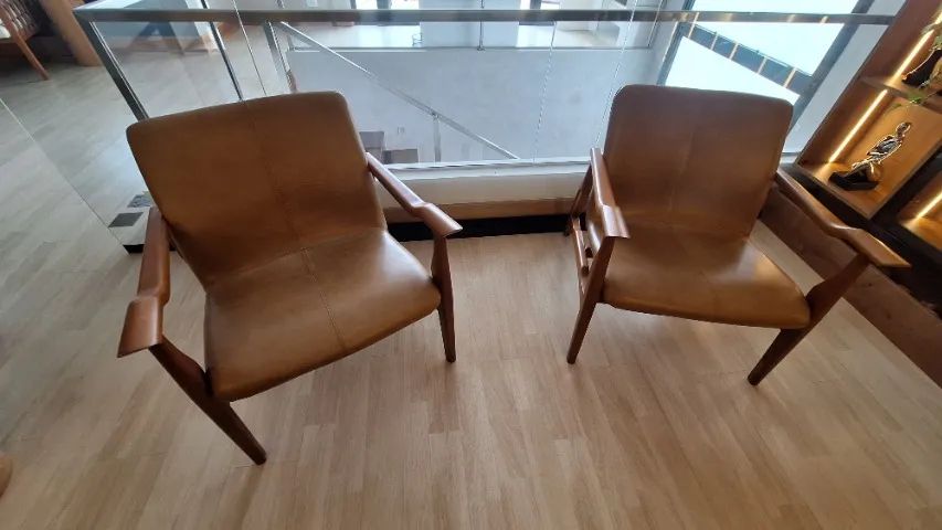 Poltronas design em couro natural e madeira maciça - Foto 4