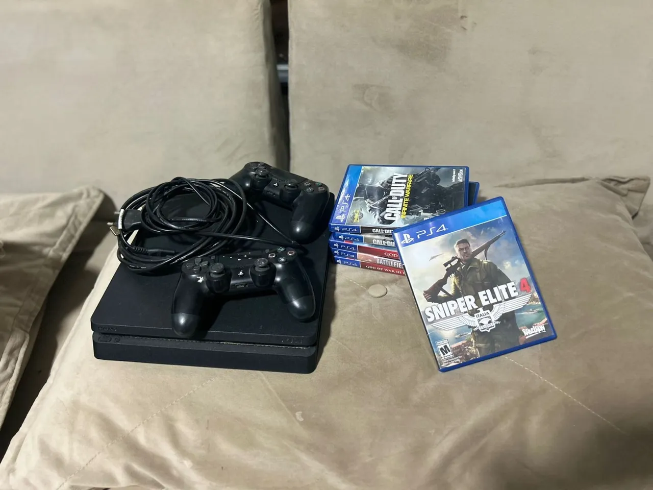 Playstation 4 com 2 Controles e Jogos