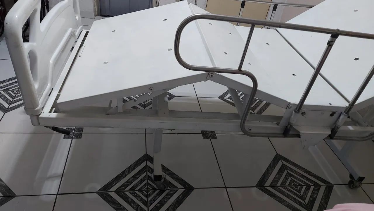 Vendo cama hospitalar usada em ótima conservação para uso  - Foto 6
