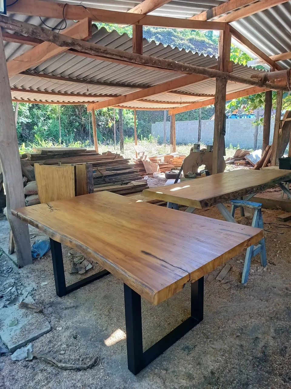 Mesa de madeira maciça com pés de ferro - Foto 2