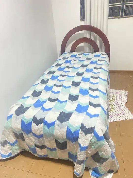 Cama de madeira maciça com cabeceira - Foto 2