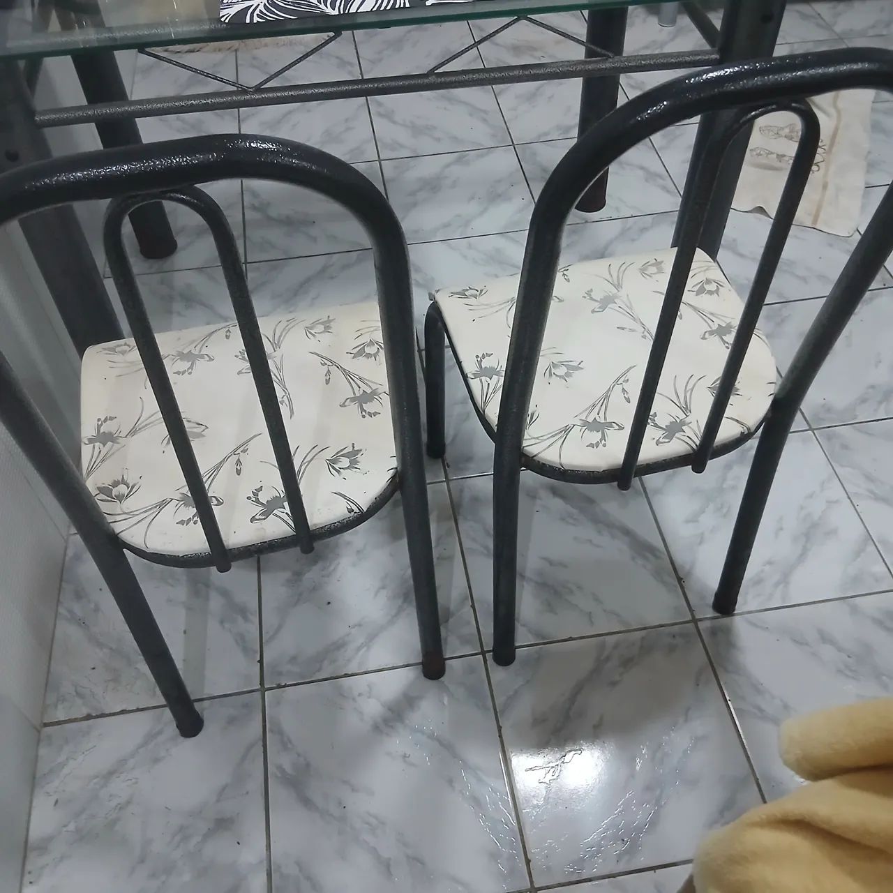 Vendo uma mesa de vidro 4 cadeiras  - Foto 3