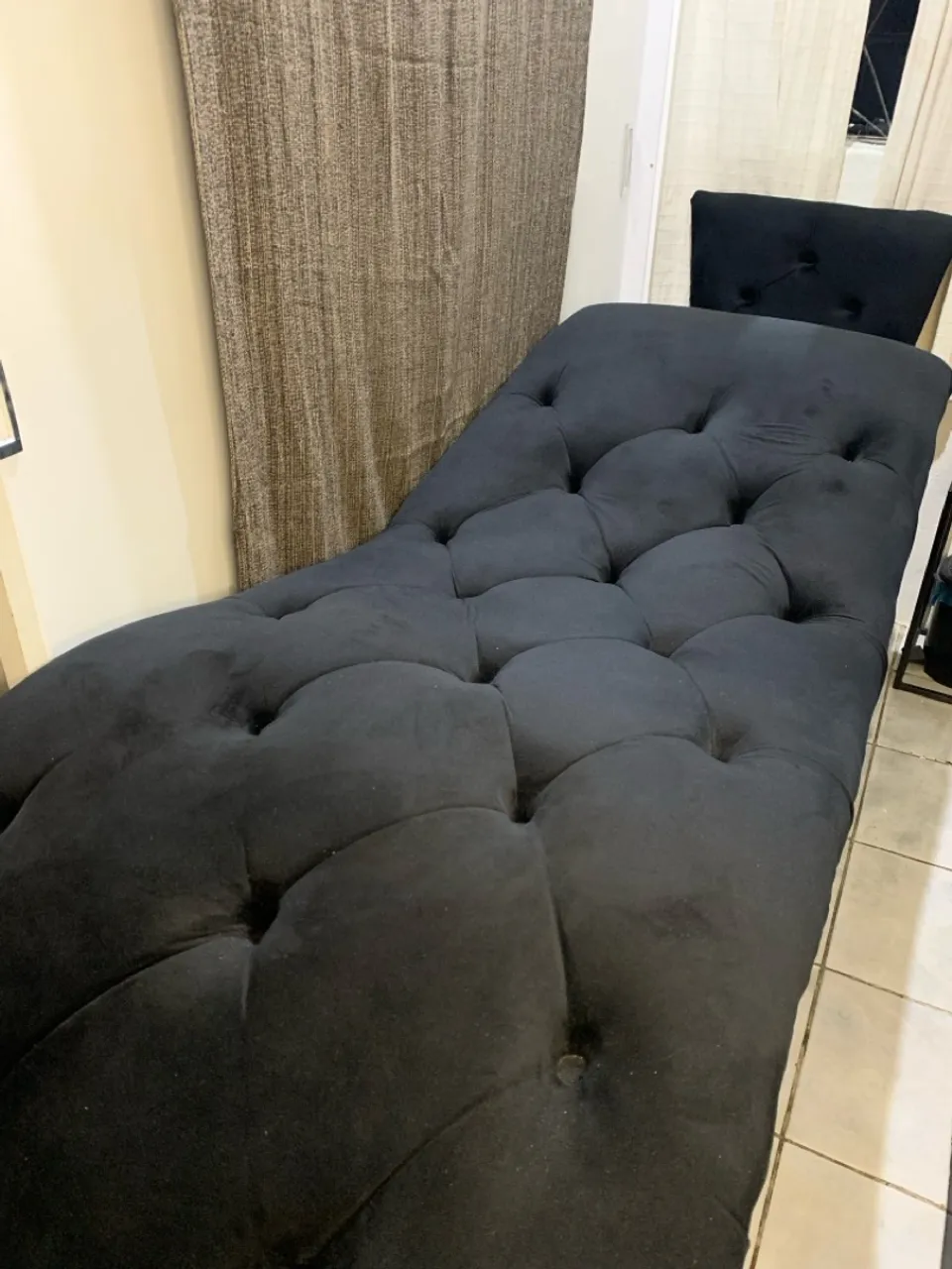 Maca e Poltrona de Veludo Preto
