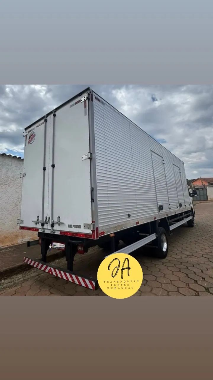 Frete e mudanças fretes com caminhão bau
