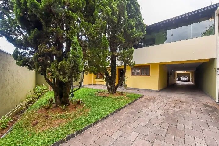 Excelente Casa no Bairro Ahú com 3 suítes