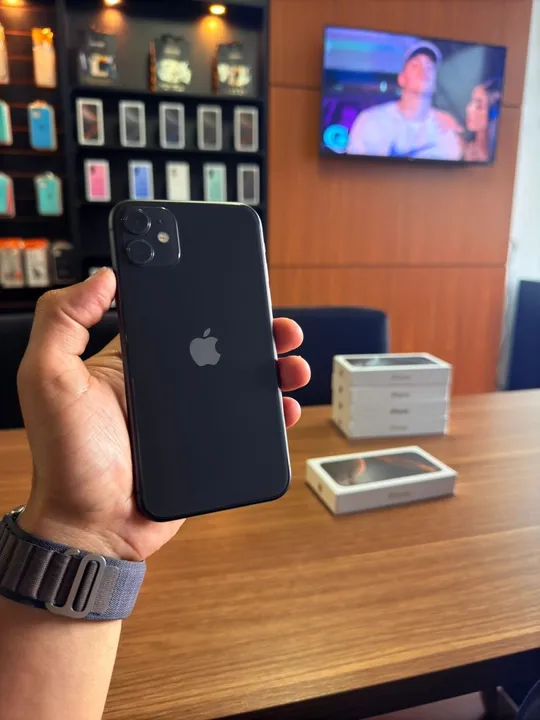 iPhone 11- 128 GB- Preto. Sem marcas de uso.