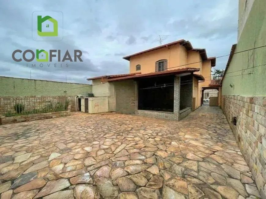 Casa para locação no bairro Serrano