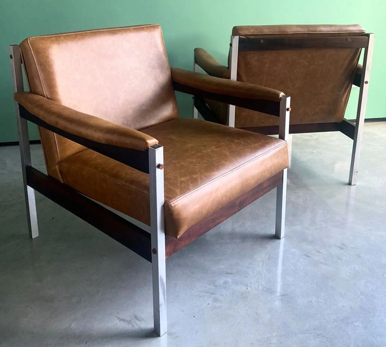 Antigo Par de Poltronas Moveis Cimo em Couro natural