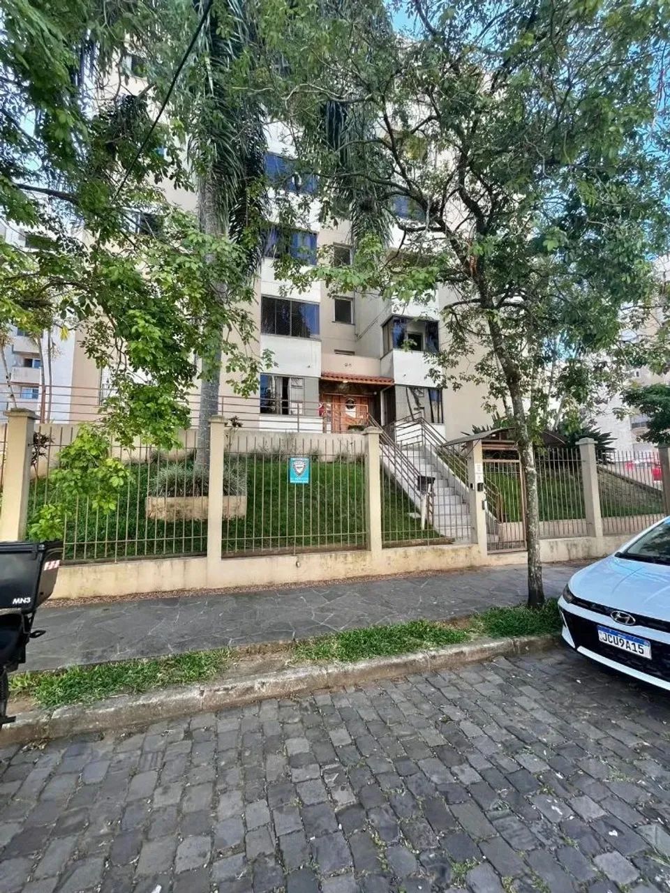 Vende apartamento de 02 dormitórios, sala para 02 ambientes com sacada fechada, banho soci - Foto 2