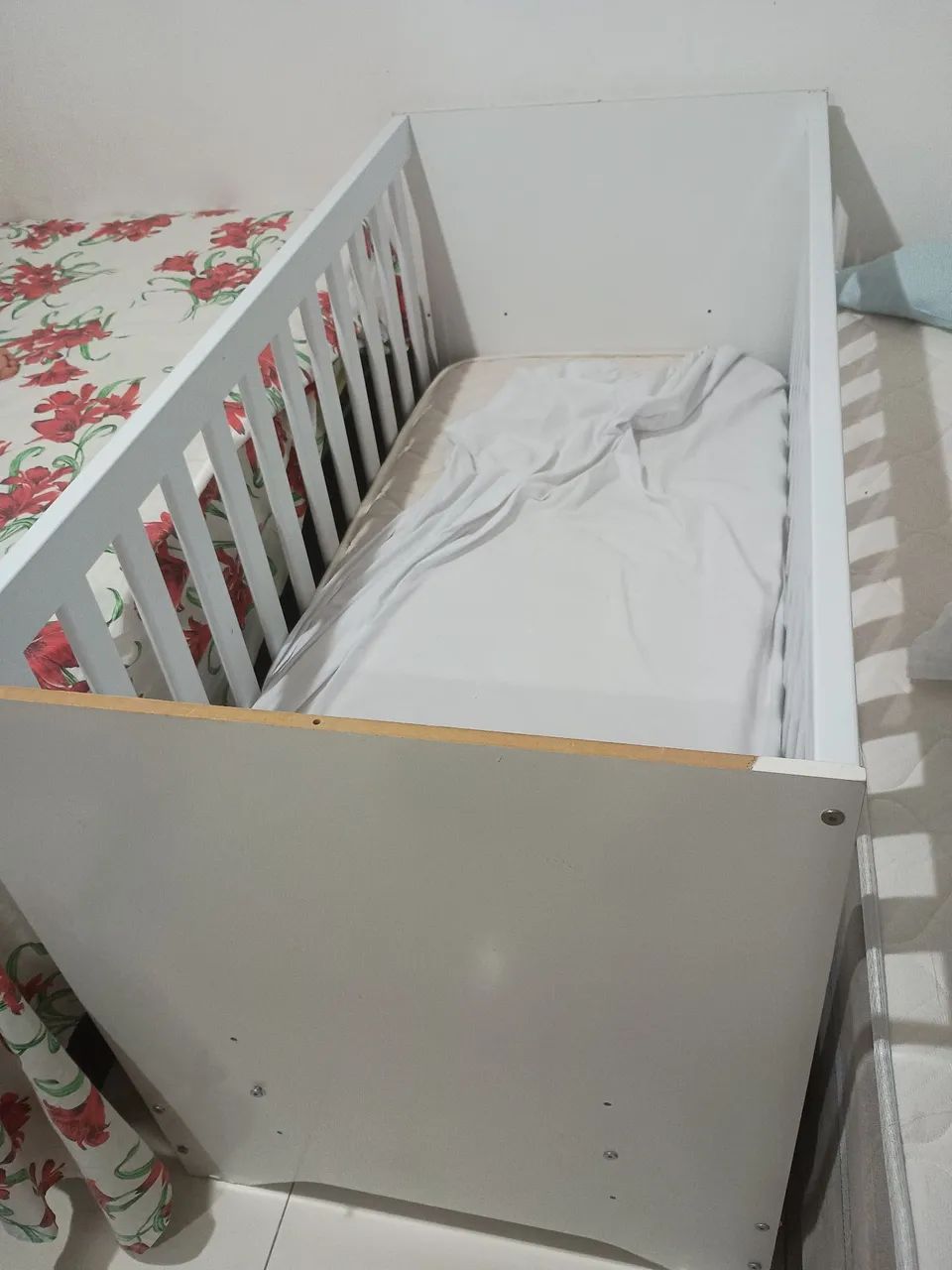 Vende-se berço super conservado já vai com o colchão, moro em feira preço 300rs chega .