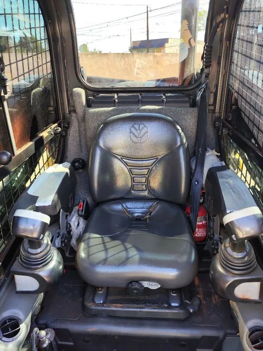 Mine Carregadeira New Holland L220 - Foto 6