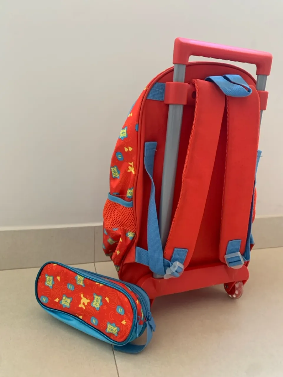 Mochila do Lucas Neto com rodinhas e estojo