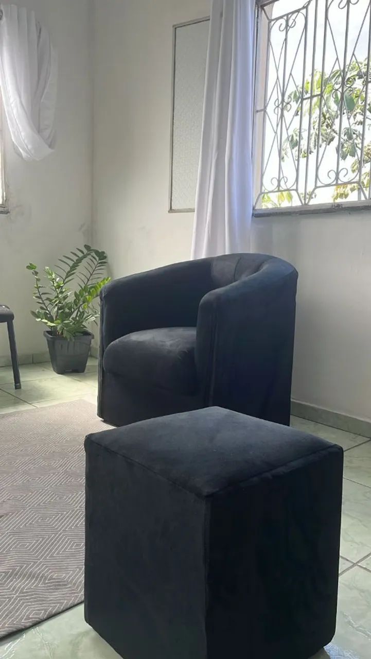 Poltrona e Puff Decorativos em Veludo Preto