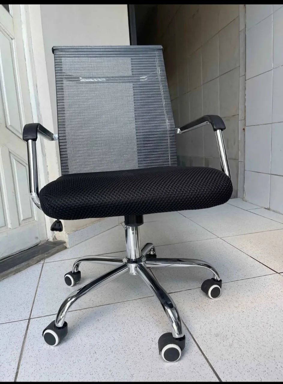 Giratória BEM conservada com encosto reclinável. - Foto 2