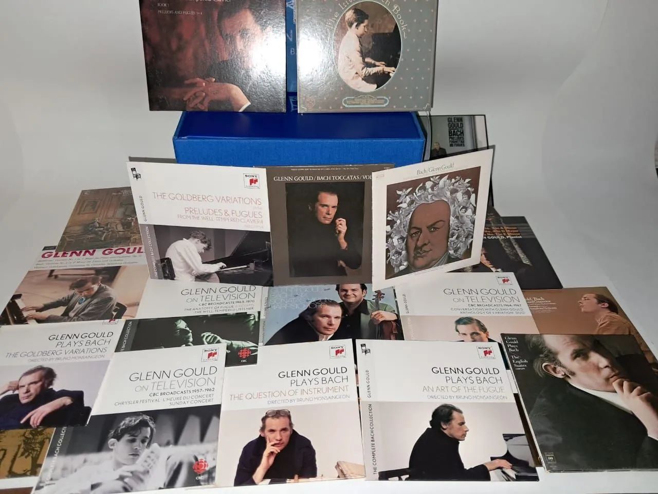 Caixa c/ 38 cds + 6 dvds