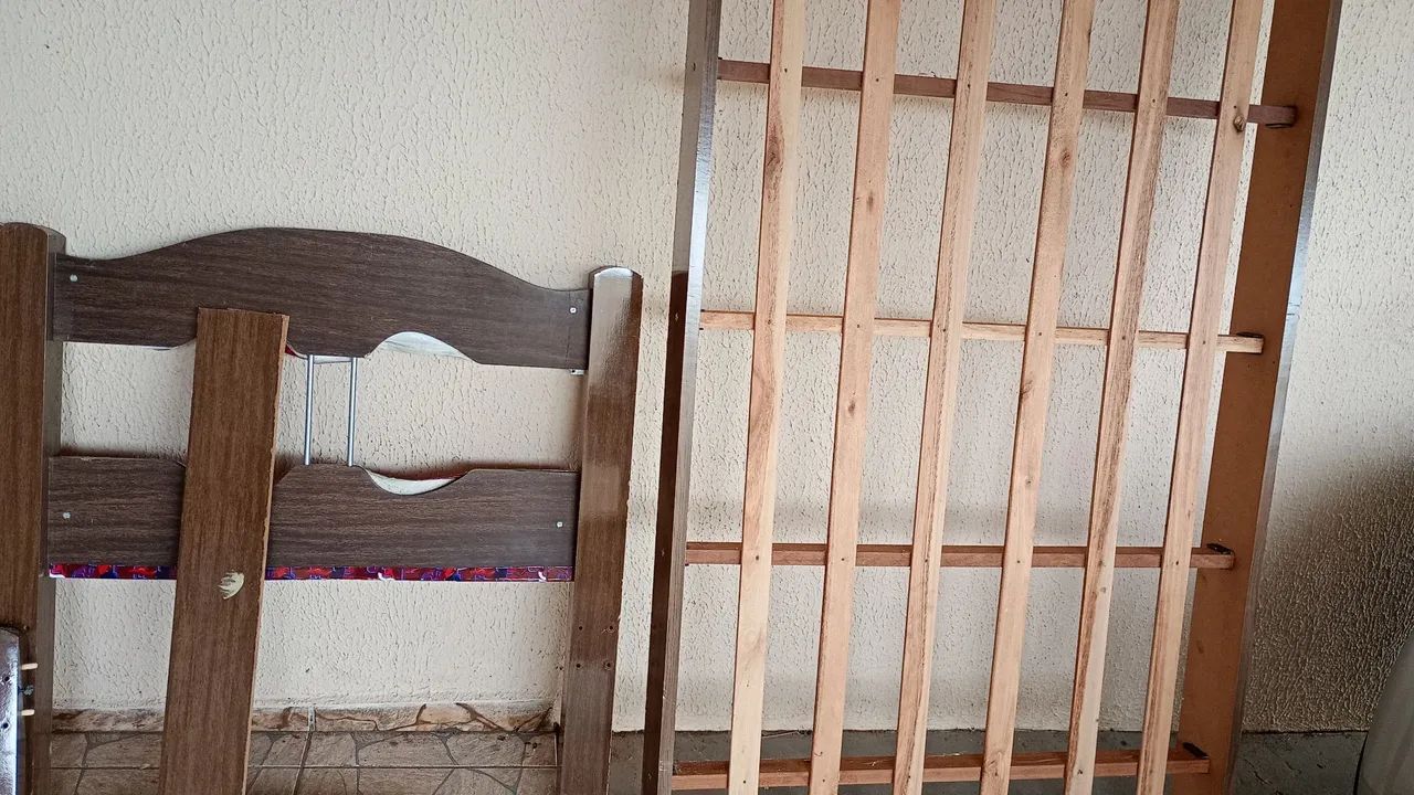 Vendo cama solteiro e colchão 60.00 reais os dois  - Foto 2