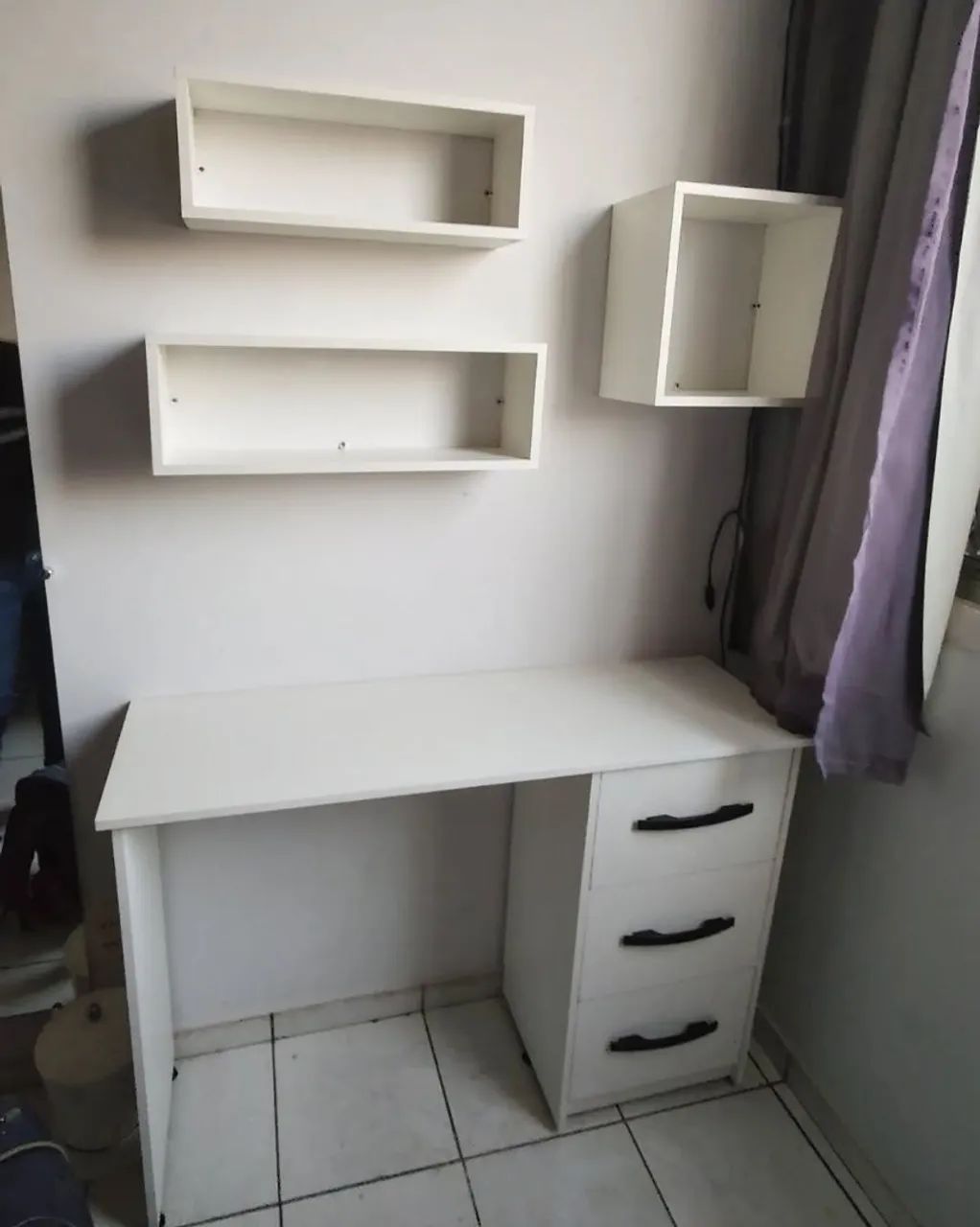 Escrivaninha 3 gavetas + nichos