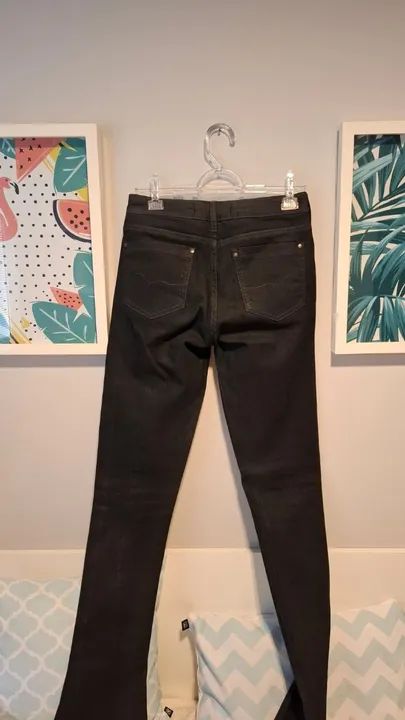Calça jeans preta com abertura frontal brilhante - Foto 4
