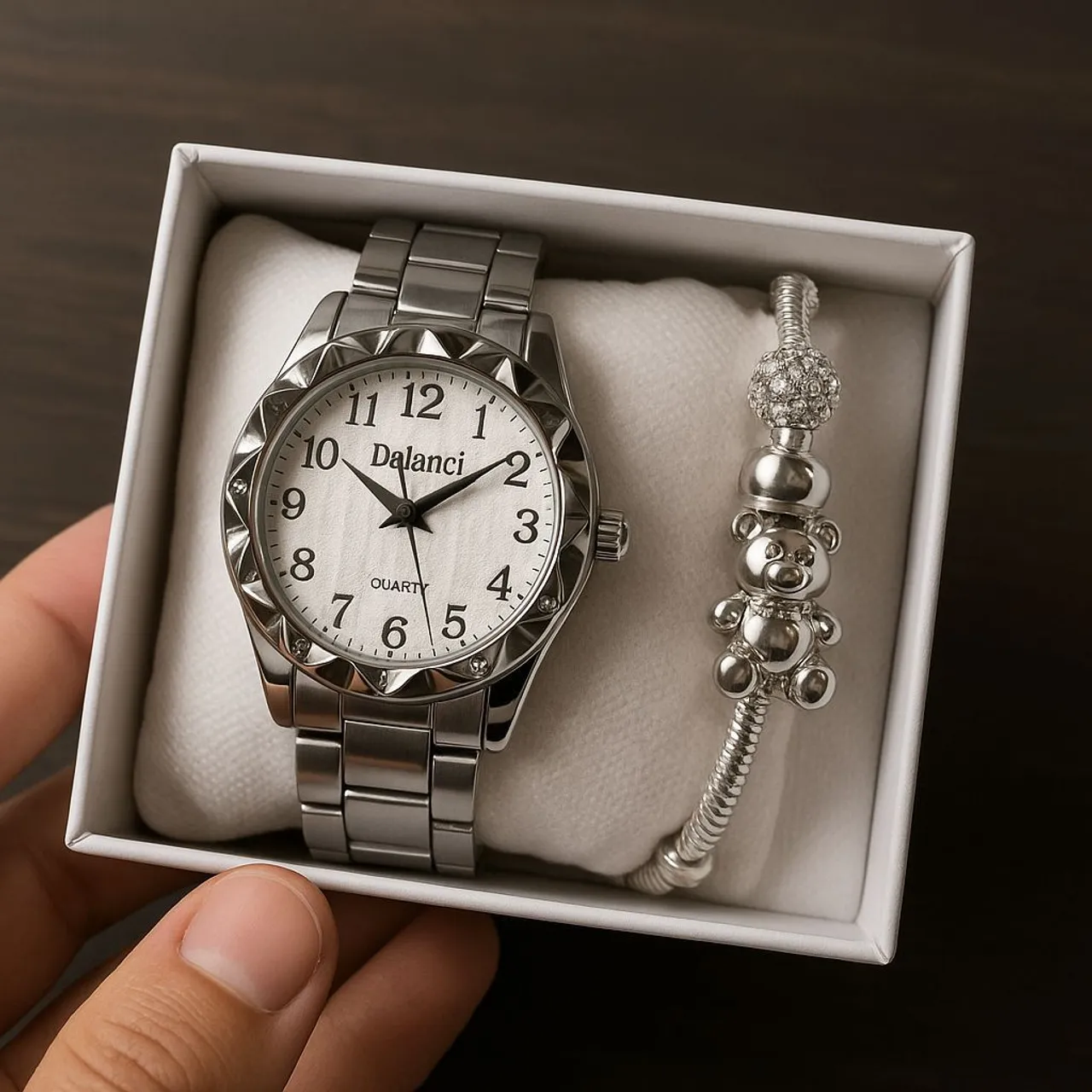 Relógio feminino com pulseira de berloques