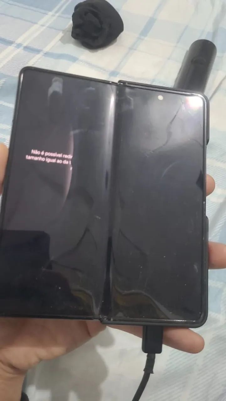 Galaxy z fold 4 com a tela interna danificada trincos na externa porém funcionando normal - Foto 4