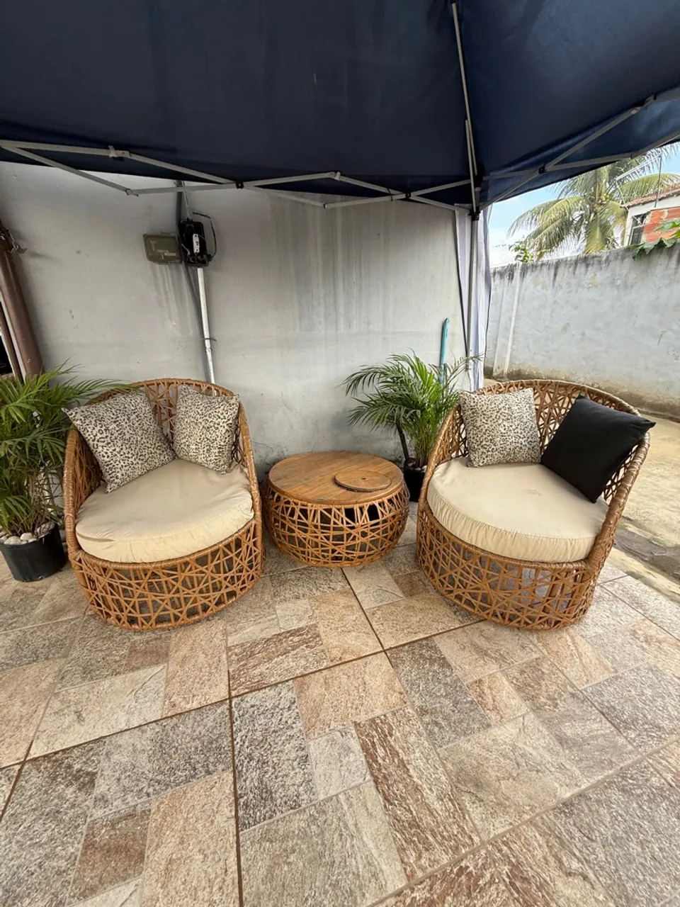 Conjunto de área externa com mesa e cadeiras